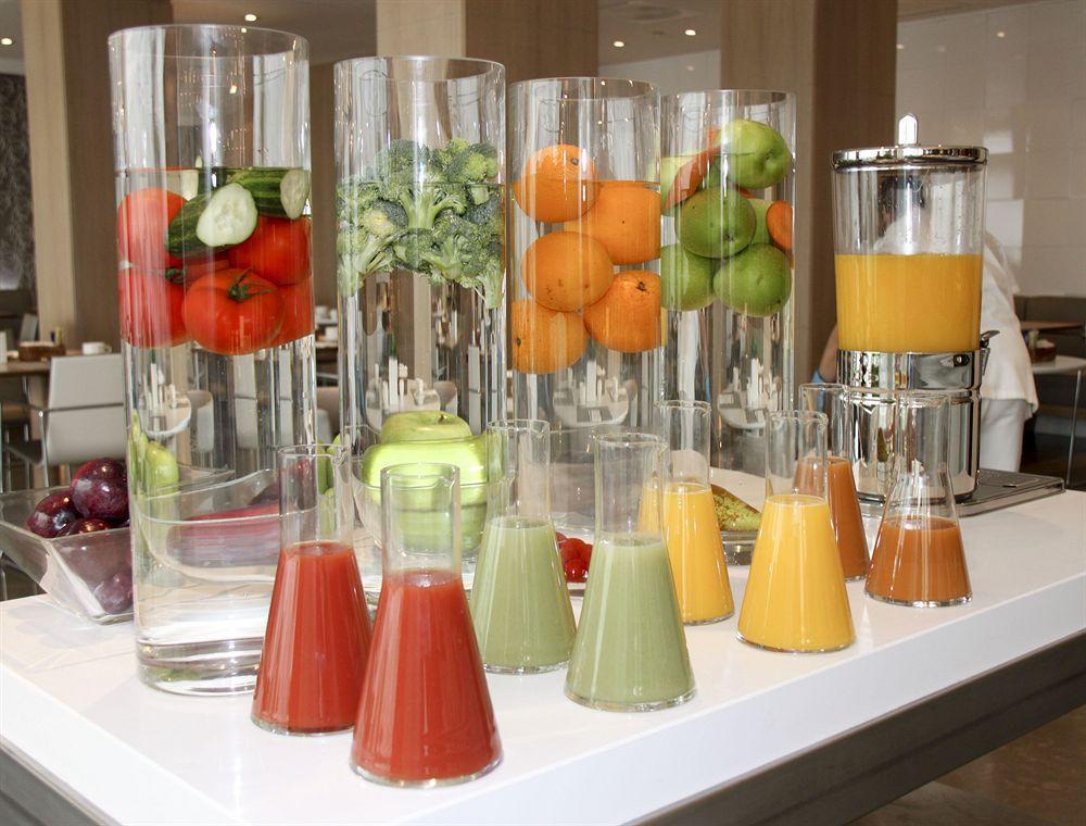 Nh Collection Madrid Palacio De Tepa Exterior foto A selection of fruit juices
