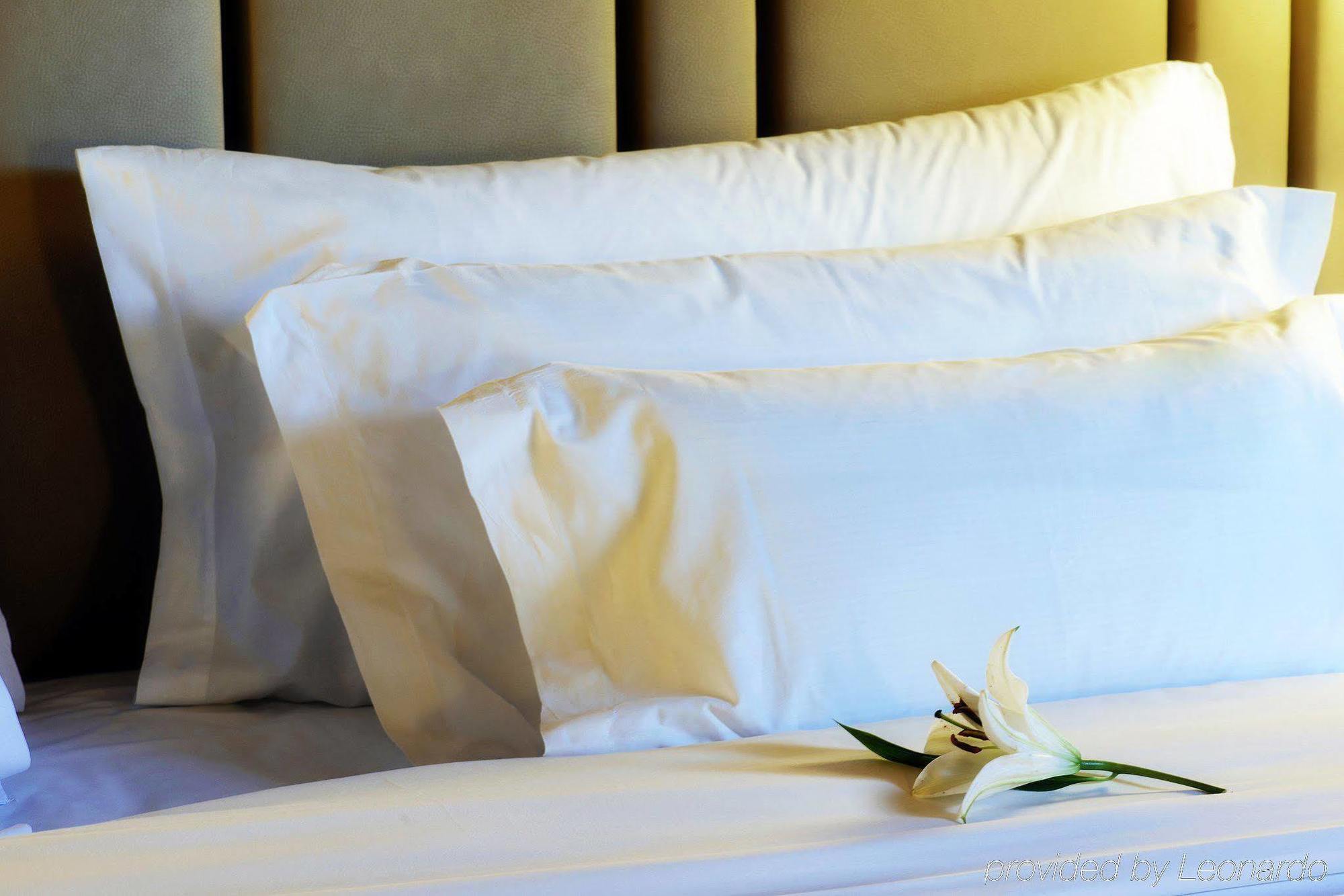 Nh Collection Madrid Palacio De Tepa Exterior foto Pillows on a bed