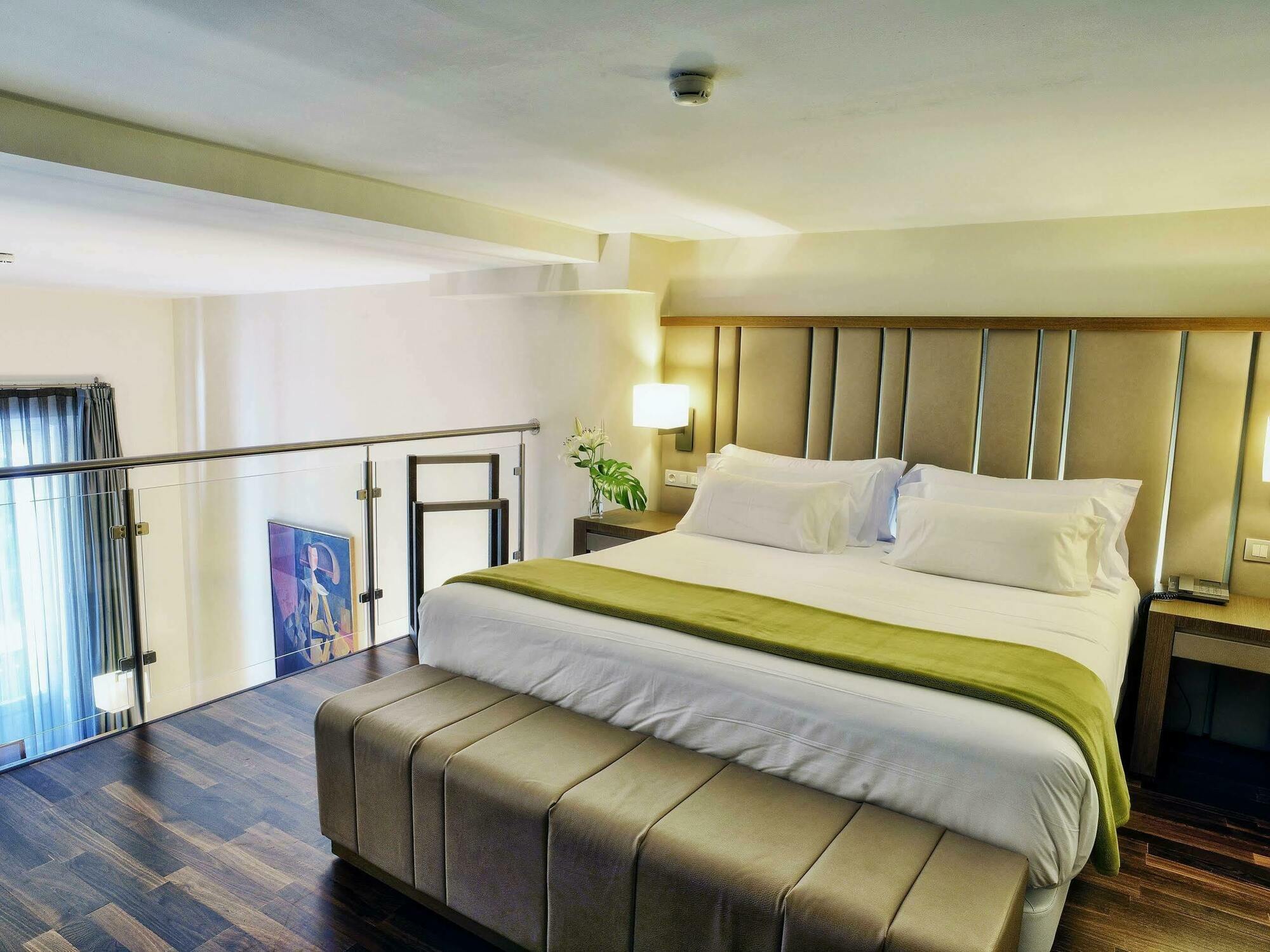Nh Collection Madrid Palacio De Tepa Exterior foto A bedroom at the hotel